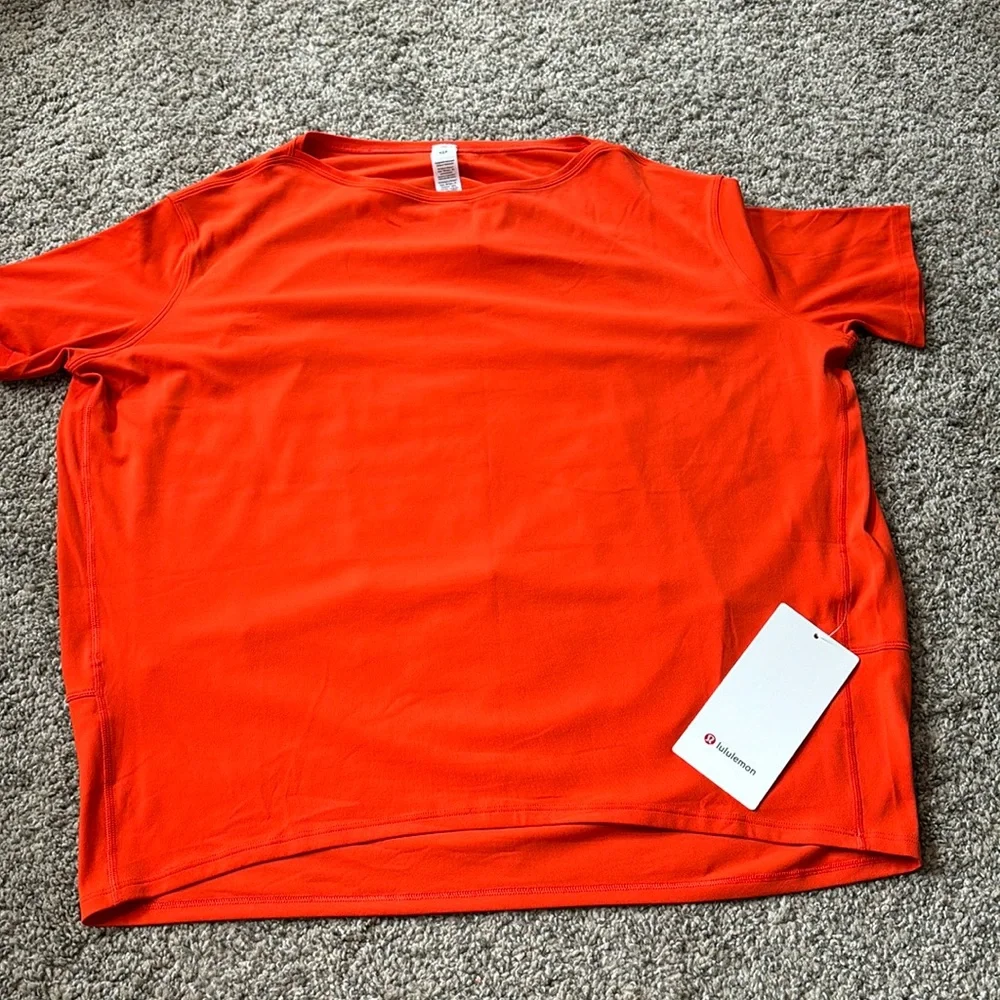 Lululemon Back In Action short sleeve *Nulu size 4 NWT